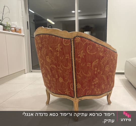 כורסה מרופדת בבד אדום עם דוגמאות זהב